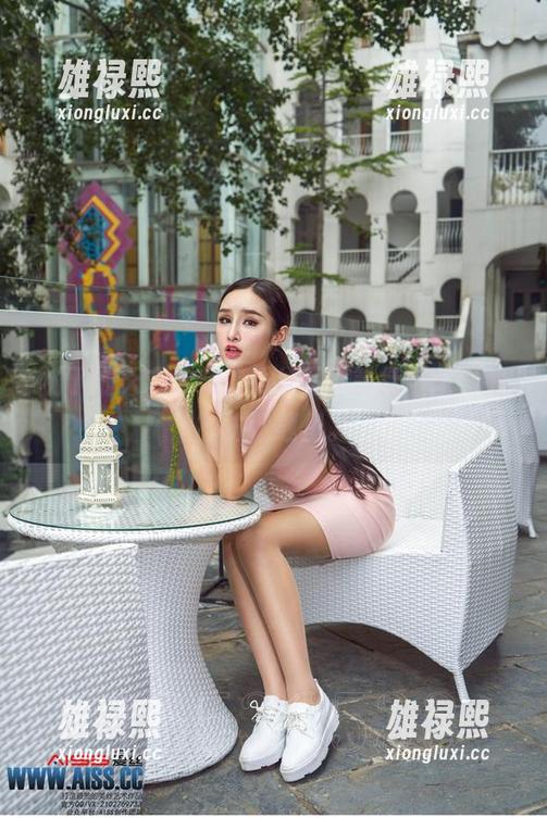 树下的天衣无缝，爱丝写真等待你来“塞”进下载里。