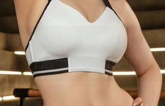 Alina Becker和她的连衣裙全集:点击下载,开启一场不必要的冒险!