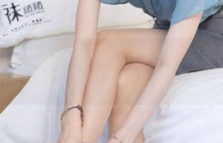 BoBoSocks袜啵啵 - 图包中的果果×黑色指甲；有人说这是个很高级的组合。