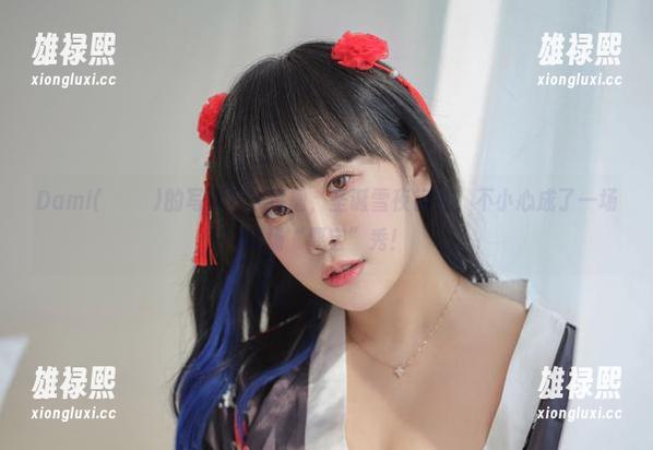 Dami(퀸다미)的写真在线直播，圣诞雪夜锦礼，不小心成了一场现场“耍宝”秀！