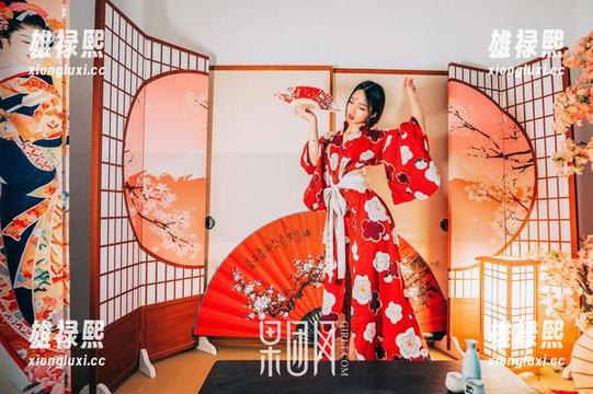 GIRLT果团网 - 无圣光里的真实，莫雅淇的套装让一切显得格外突出