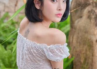 她是天使？还是天使的反义词？别等了，赶紧下载Hyoyeon(김효연)的图集！