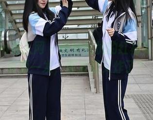 Xiuren秀人网 - 模特悦悦的红裙写真集：资源一发，朋友圈又炸了？