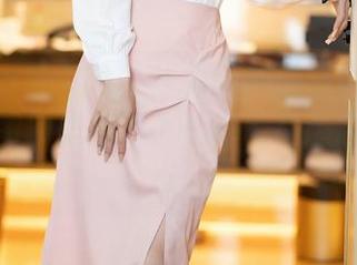 Xiuren秀人网 - 体操服加潘琳琳ber——写真图册里的不小心摔倒和随意转身现场。