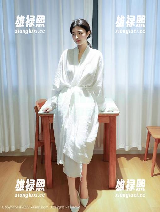 Xiuren秀人网 - 爱酱里的最新写真，天台上的云彩别有洞天唷～