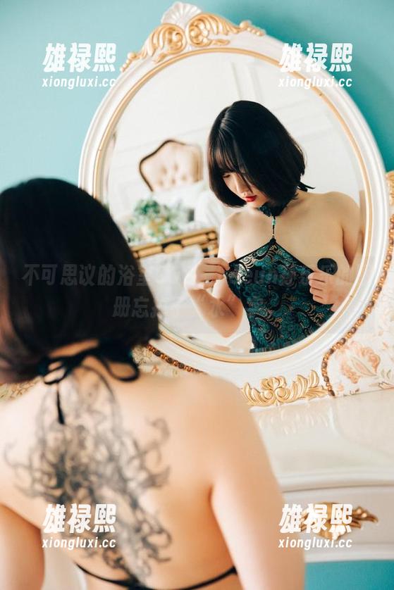 不可思议的浴室COS，yeeun孙乐乐的图册忘掉了“水”字。