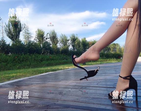 微密圈 - 用倾斜的角度看学妹：丝月神的写真合集让人不自觉停留