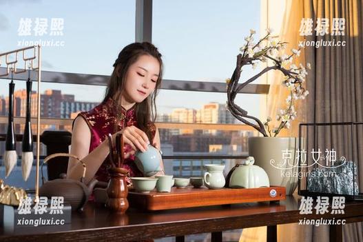 克拉女神 - 欢迎来到珊珊的校园探险，下载图包打造你的“学霸”形象吧！