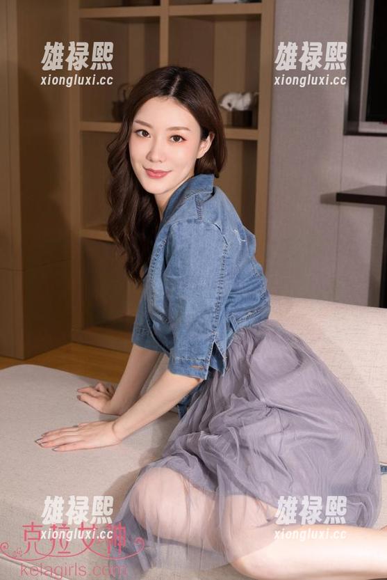 克拉女神 - 我可能有点迷失在雅楠的泳池全套里，意想不到的视角总能勾起些没说完的联想。