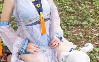 头条女神 - 睡衣写真—李丽莎在床上也能成为明星，快去下载吧。