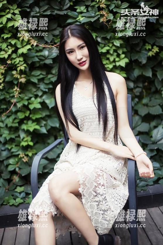 头条女神 - 泳池里的松果儿，合集里藏着些小惊喜的照片