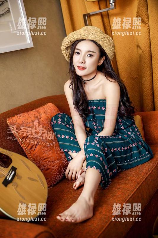 头条女神 - 原图橱窗：林依依居家的随意是种成熟，你又能看懂吗？