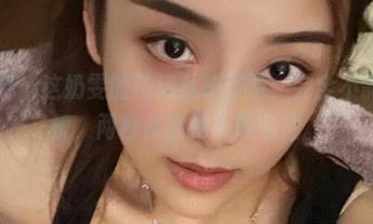 微密圈 - 这奶雯的花裙私拍资源，完全不需要滤镜，两秒就能把人吸引住。