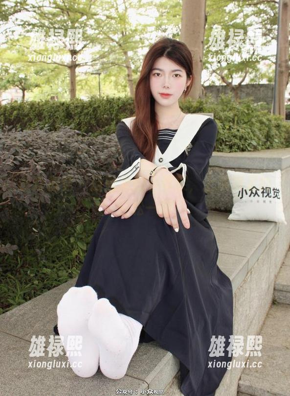 小众视觉 - 原图里的小苹果，上演裸足的轻松一刻