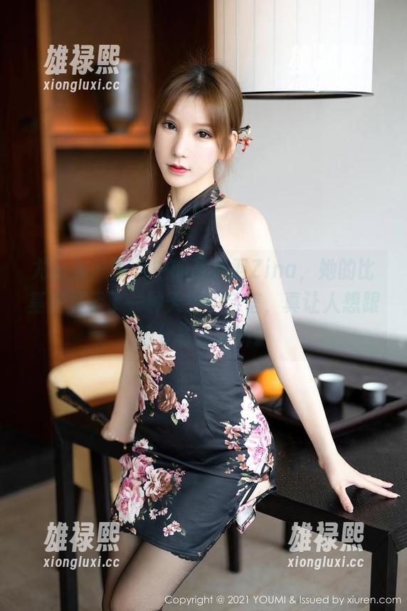 尤蜜荟 - 图片中的战姝羽Zina，她的比基尼展示了一种天生的自信，真让人想跟她分享冰淇淋。