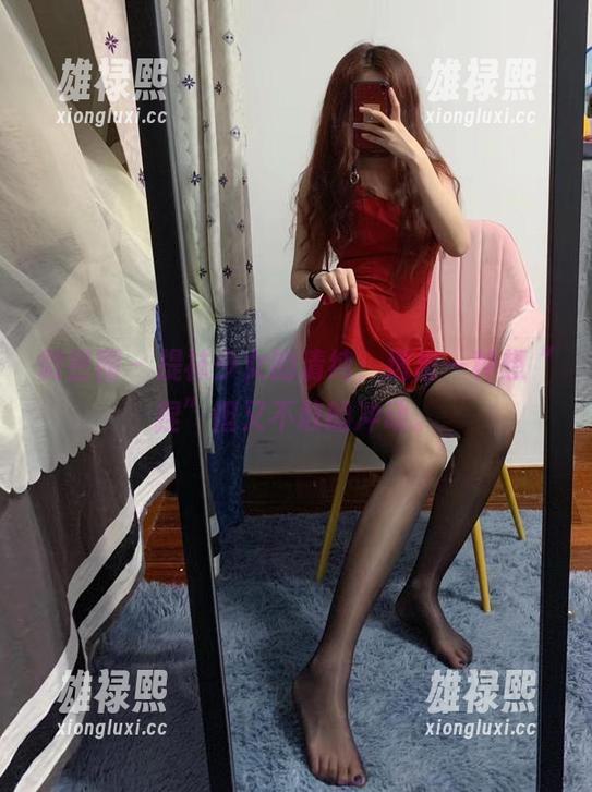 微密圈 - 提袜少女的清纯，透出一种想“捏”但又不敢的冲动。