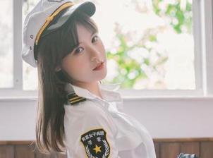 私拍的日常女警，图包中的星黛鹿鹿i估计也是战斗炸弹和可爱被迫背负的碰撞吧？