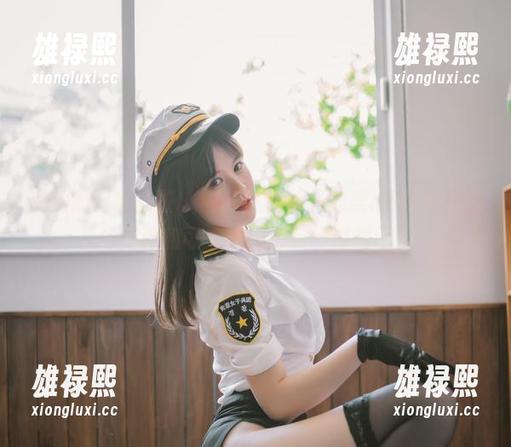 私拍的日常女警，图包中的星黛鹿鹿i估计也是战斗炸弹和可爱被迫背负的碰撞吧？