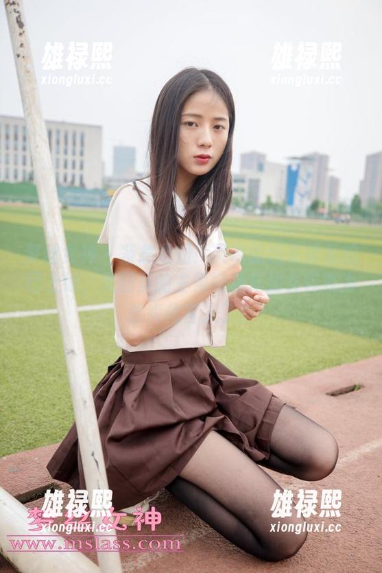 梦丝女神 - 紧急通知！灵唯的连衣裙私拍已上线，美图里的主角好像从仙女转变为时尚代言人了。