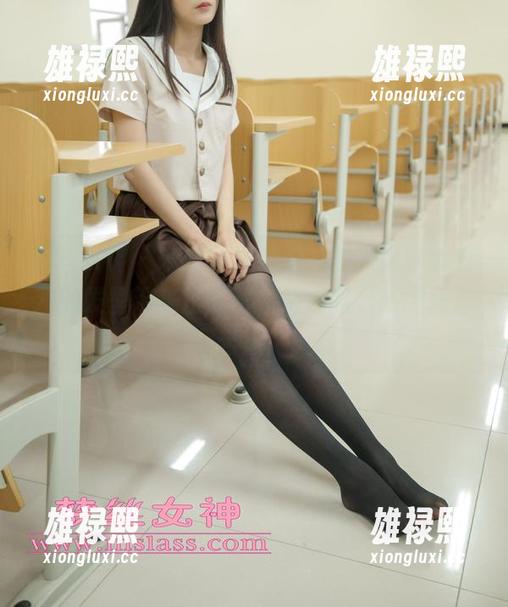 梦丝女神 - 灰丝写真精选，璇璇说它能为我的发型带来正能量，结果我只感到愁眉苦脸。