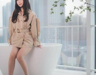 私房里的蓝色闪粉，走到哪里汪知子就闪到哪里