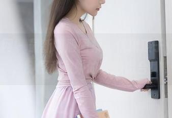秀人网 - 最新制服图集：优琪琪子yuki，制服和撒娇的奇妙组合！