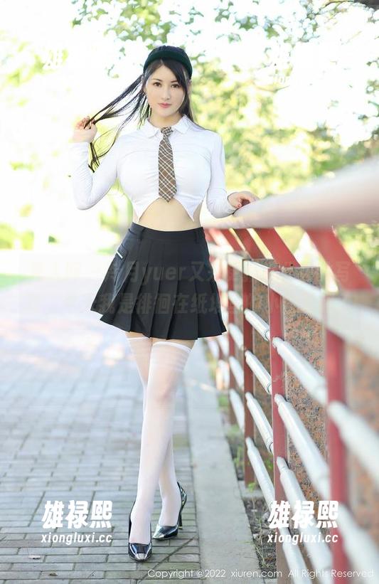 秀人网-冷月yuer 秀人网 - 冷月yuer又来更新办公室的写真,今天我是徘徊在纸堆里的小白领吗?