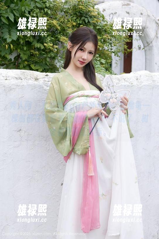 秀人网 - 尤妮丝Egg户外合集，仿佛每一棵树都在默默关注她的表演…不说了，树也看得面红耳赤。