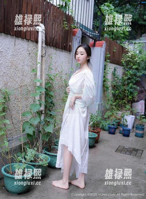 秀人网 - 所以，这原图里的王曼柔算不算动态妹纸，偷偷打量的那种？