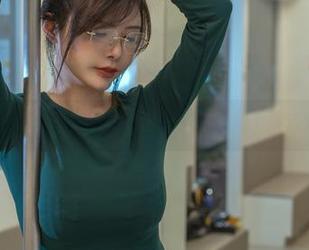 婚纱版的秋和柯基cos，想不想来一场下载式穿越？