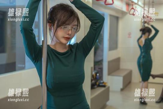 婚纱版的秋和柯基cos，想不想来一场下载式穿越？
