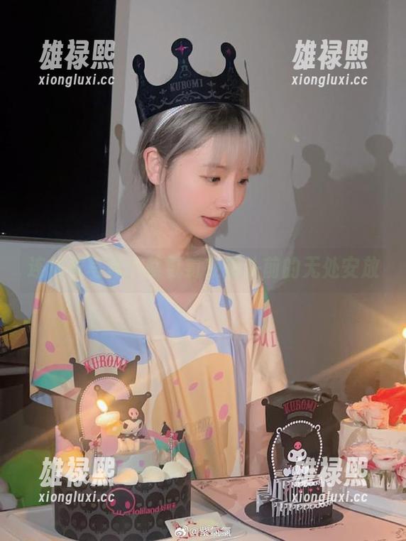紫氯氯 连体衣写真:紫氯氯在镜头前的无处安放