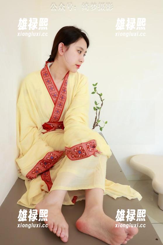 绮梦摄影 - 蔡蔡的睡衣图包，轻柔得像耳边低语，作品的每一帧，都似乎在流露出一点惬意的懒散。