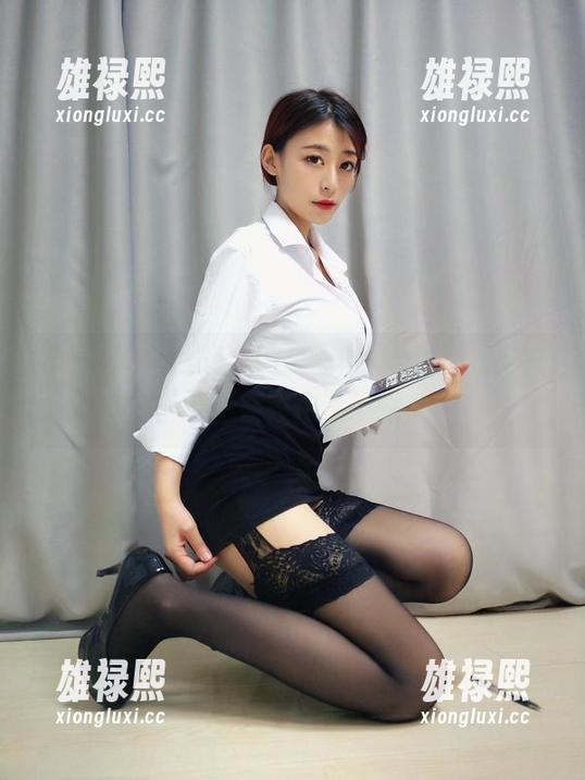 微密圈 - 一试就上瘾的羊小雪juvia皮衣秀，原图在等你来下载哦！