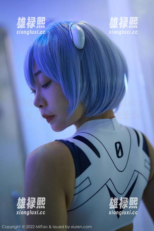 蜜桃社-露西Lucy 蜜桃社 - 最新白丝图集:这是露西Lucy自带的“抖腿服务”吗?看完我也想试试!
