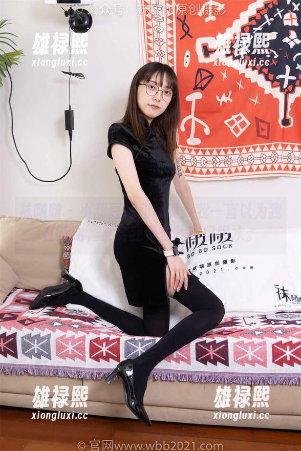 袜啵啵-小甜豆 袜啵啵 - 小甜豆运动写真:我一直以为我在运动,其实我是在找借口喝水。