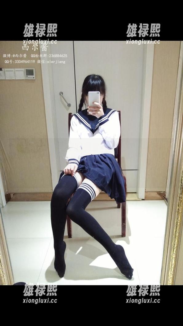 等一下，西尔酱的黑丝校服分分钟让你脑补校园剧的各种‘校园传奇’，福利满满！