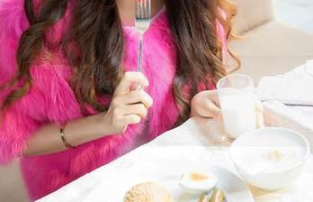 魅妍社 - 吃瓜时间：黄歆苑的婚纱原图，你会pick哪一款？