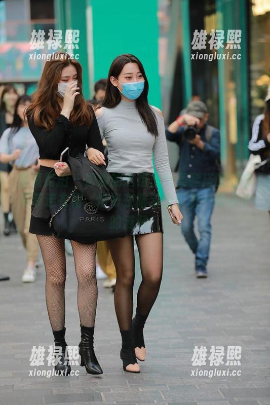 魔镜街拍 - 婷婷的这组黑丝美腿搭配白色吊带连衣裙，恰好在脑海里引发一阵小小的涟漪！