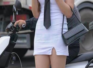 魔镜街拍 - 性感与舒适：婷婷的休闲包臀图集，尽显薄丝魅惑